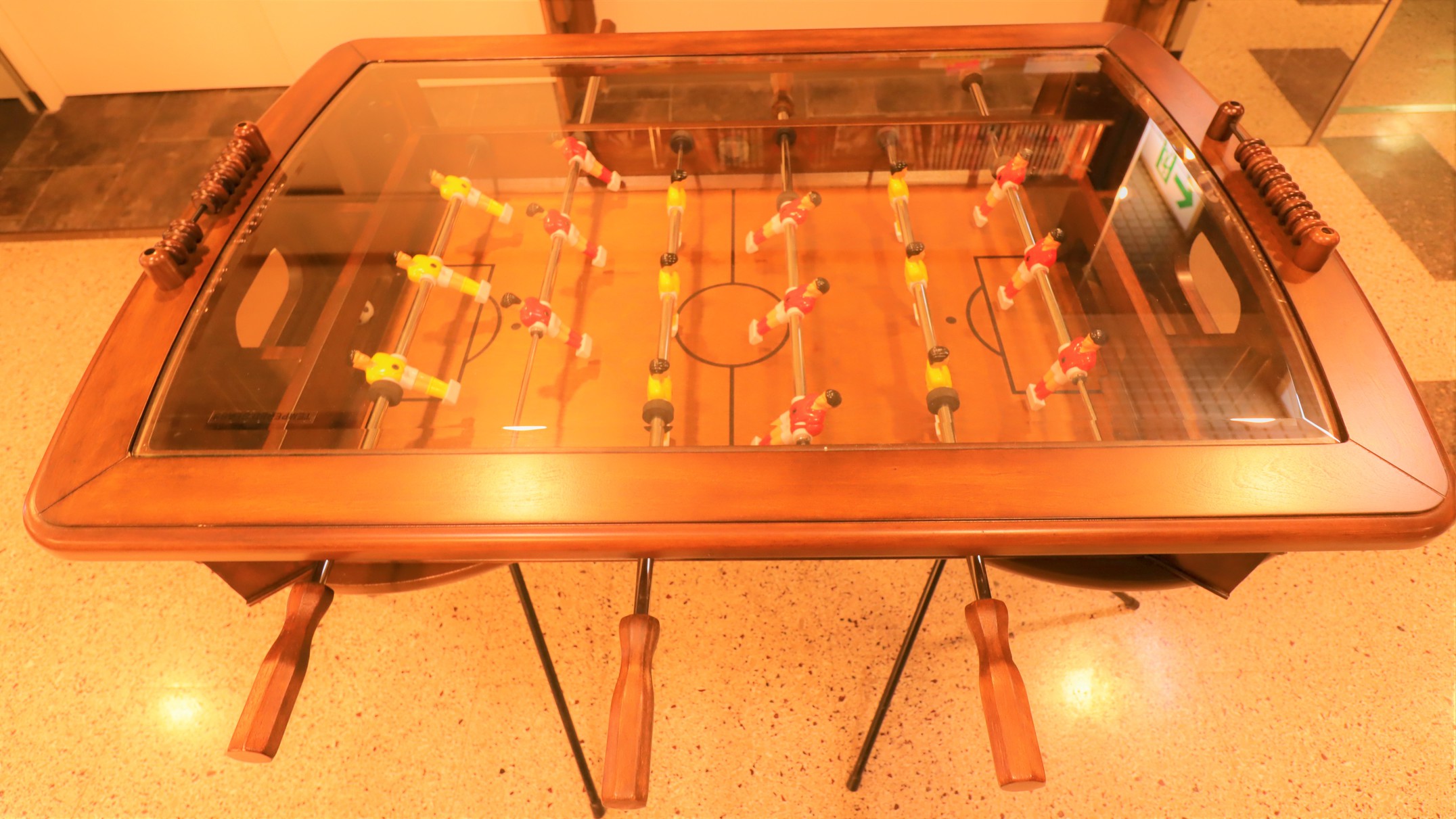 本格的な木製のテーブルサッカーゲーム