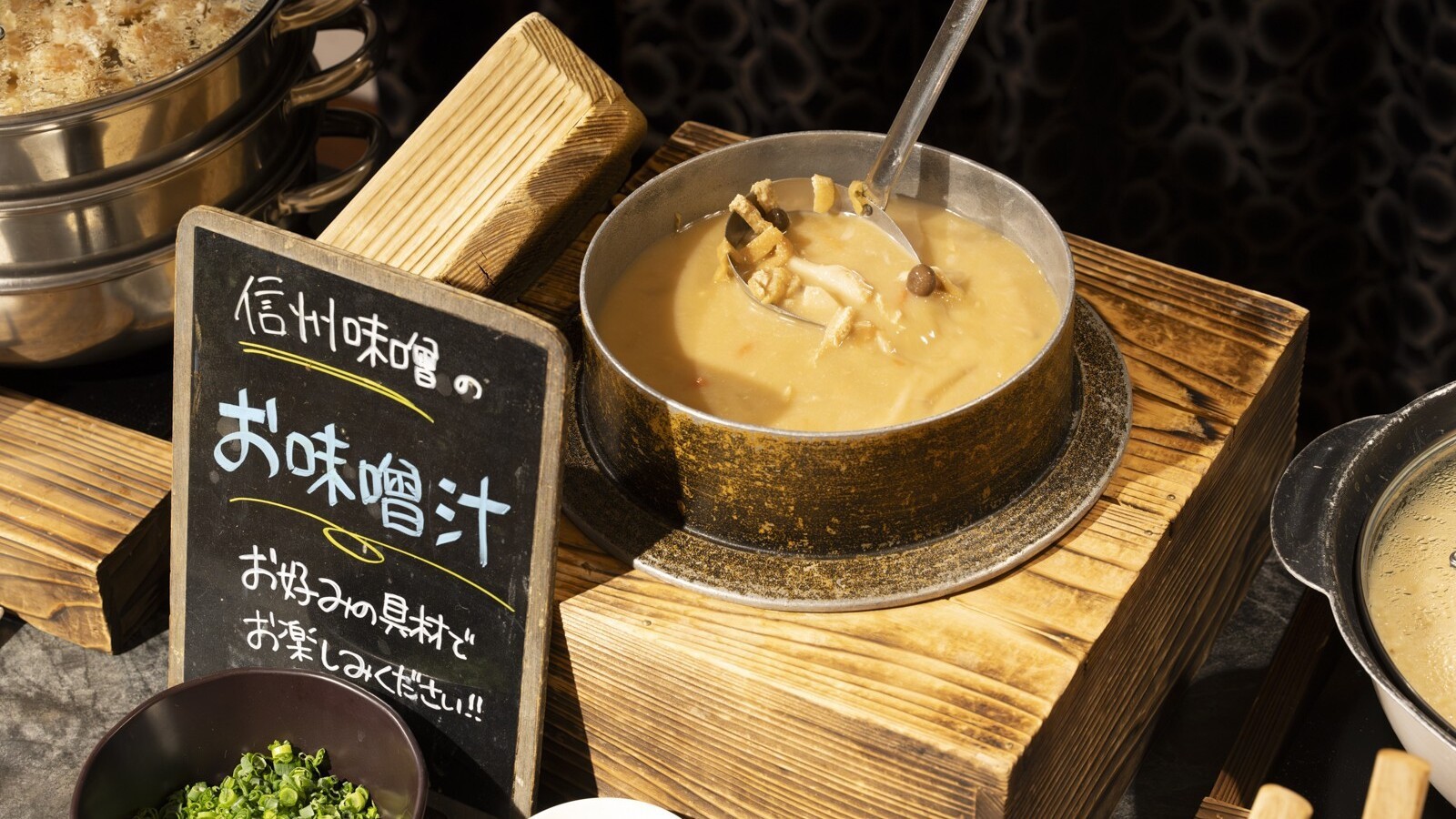 朝食（具だくさん味噌汁）