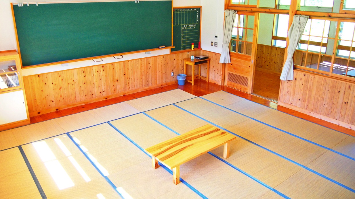 *【教室（和室）一例】教室が畳敷きになったお部屋。黒板にチョークで自由に落書きもできますよ♪