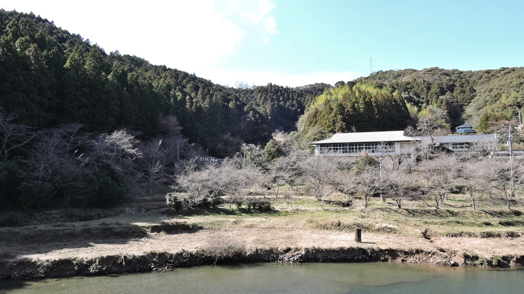 *【全景】ダム湖半に佇む当館では夜には満天の星がご覧いただけます