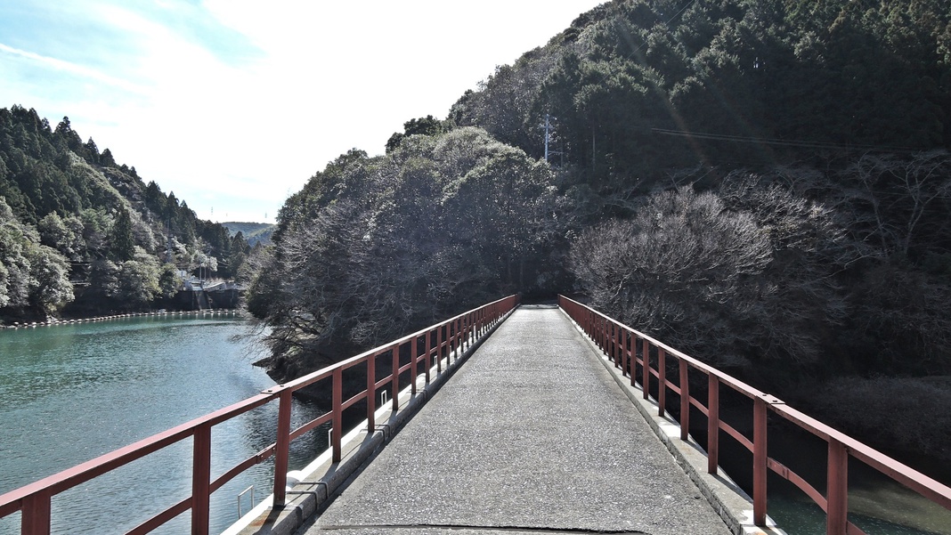 *【がっこう橋】ダムにかかるこの橋を渡ると当館です♪