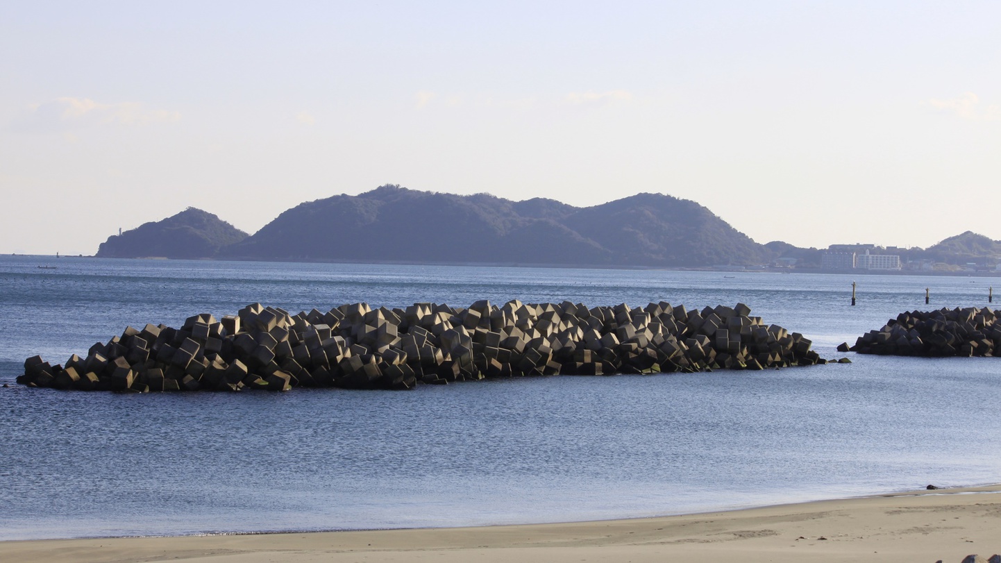 *【ホテル周辺の景色】ホテル前の大毛海岸は大鳴門橋を望むことができる、風光明媚なスポット