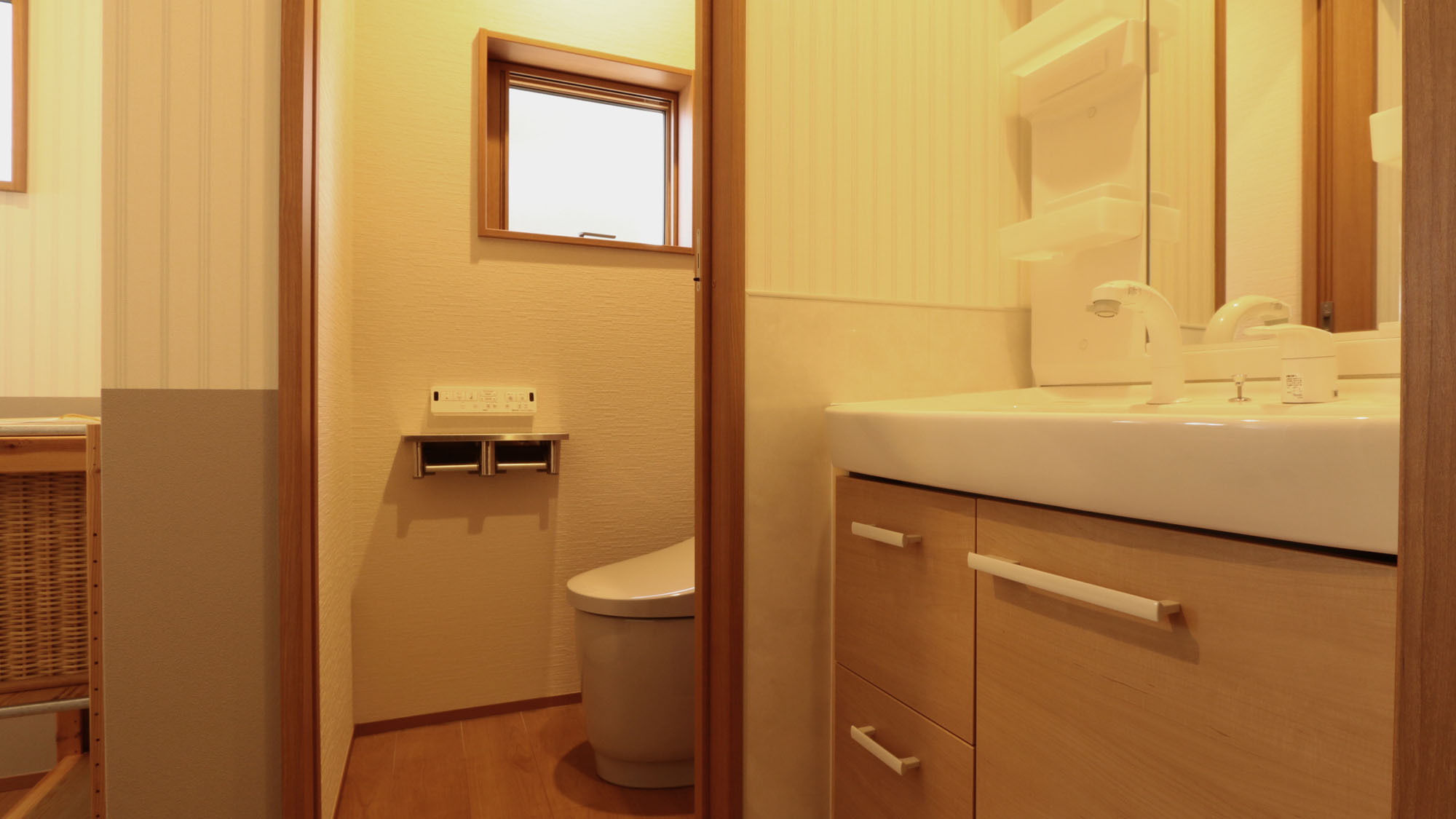 お部屋富士山View洋室・和洋室の洗面台とトイレはお部屋専用*