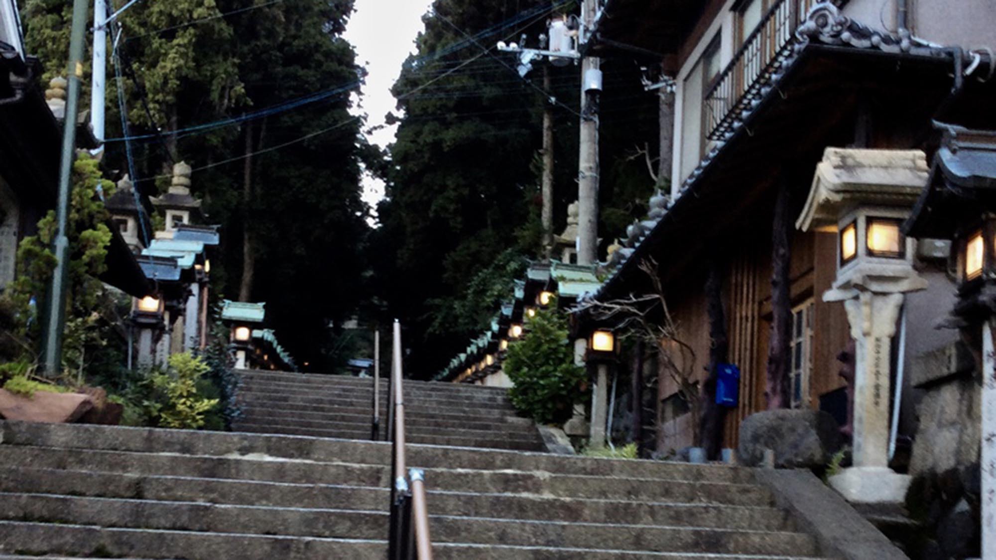 ・【周辺】目の前は宝山寺参道。観光客が訪れるパワースポット。