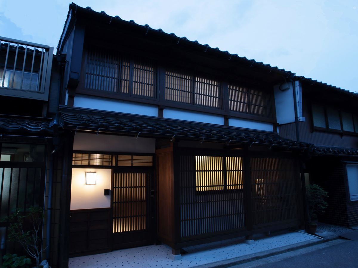 Kanazawa Machiya Inuian Set in a prime location of Kanazawa, Kanazawa Machiya Inuian puts everything the city has to offer just outside your doorstep. The property offers a high standard of service and amenities to suit the 