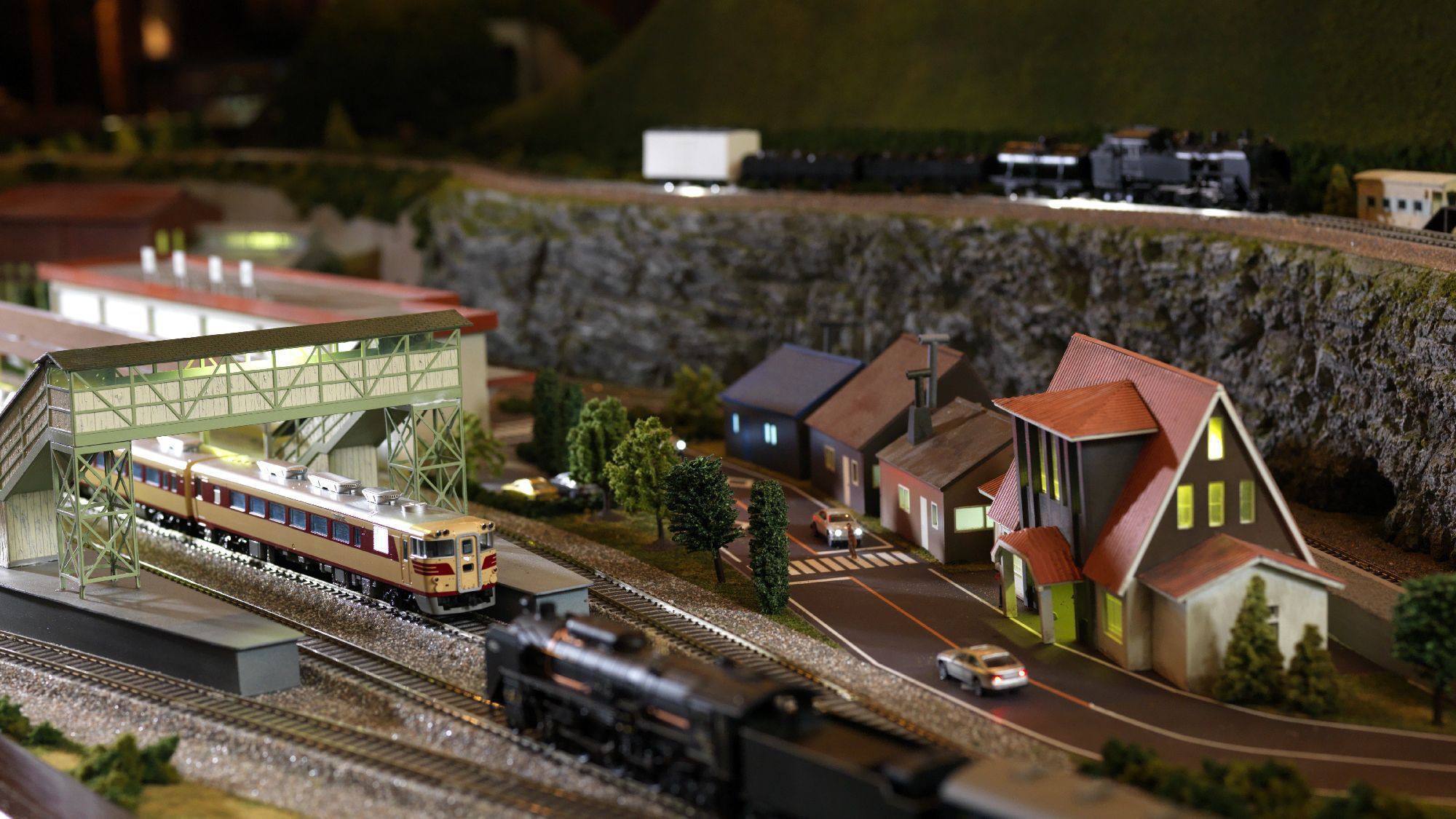 バーラウンジ／センターテーブルには、かつてこの地を駆け抜けたSLの鉄道ジオラマを展示しております。