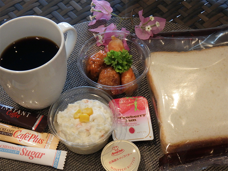 【軽朝食セット】チェックイン時にお渡しいたします。個包装パン、ポテトサラダ、ミートボール・ウィンナー