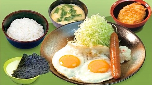 「とんかつ松のや」選べる特製朝定食『ソーセージエッグ定食』（朝5時〜11時）