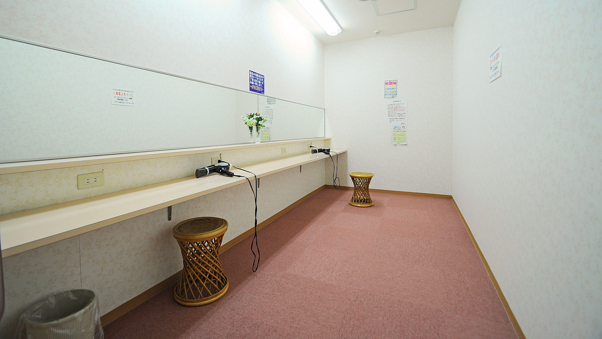 【女性用化粧室】女性に嬉しい化粧室完備！