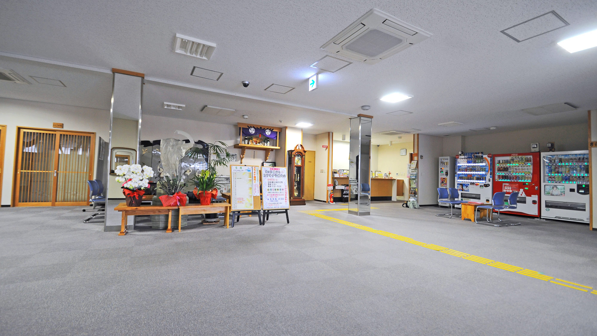 【ホール】フロント前の広々としたホール