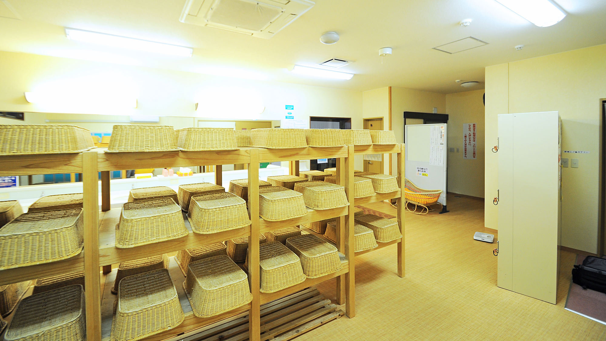 【女湯・脱衣所】広々とした脱衣所