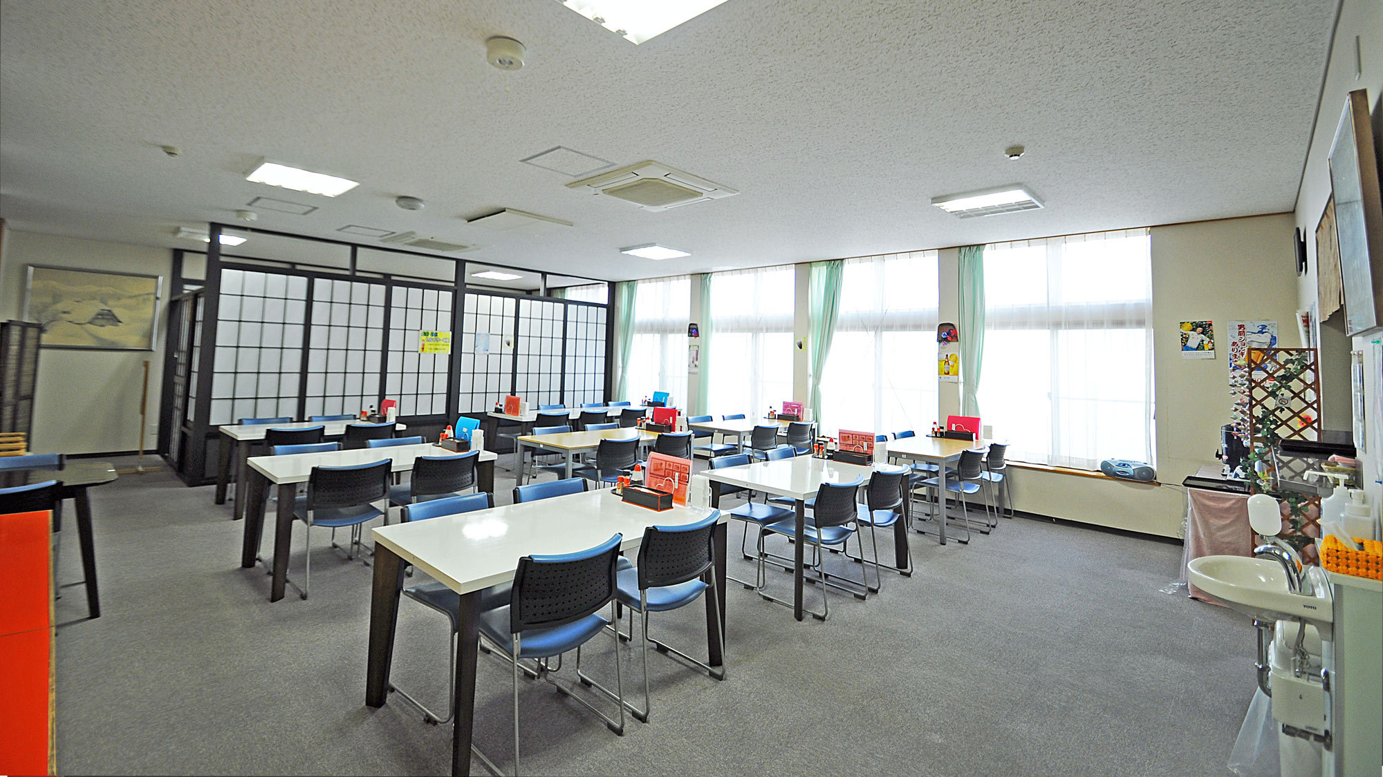 【レストラン】明るい光が差し込むレストラン