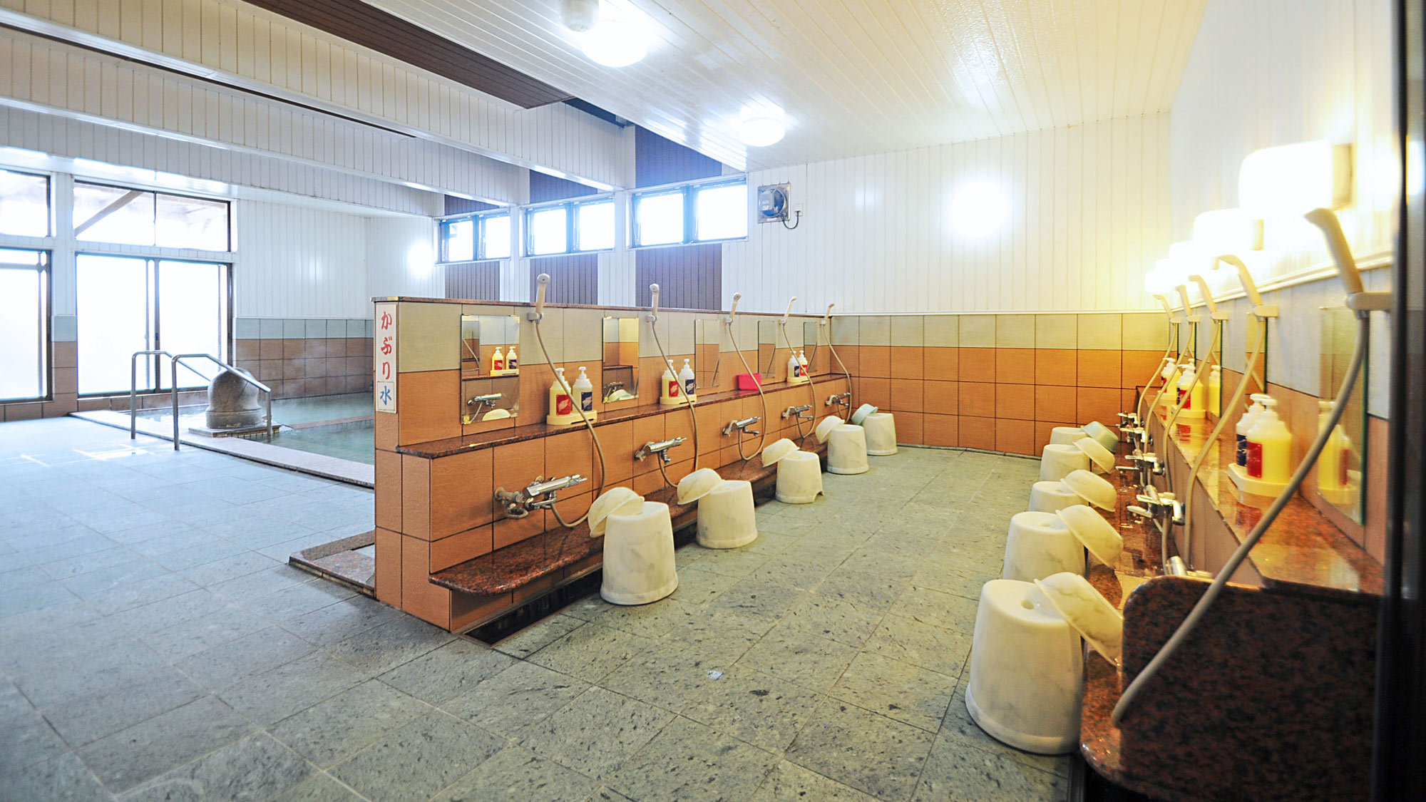【男湯・洗い場】洗い場も広いので、ゆったりお過ごしいただけます
