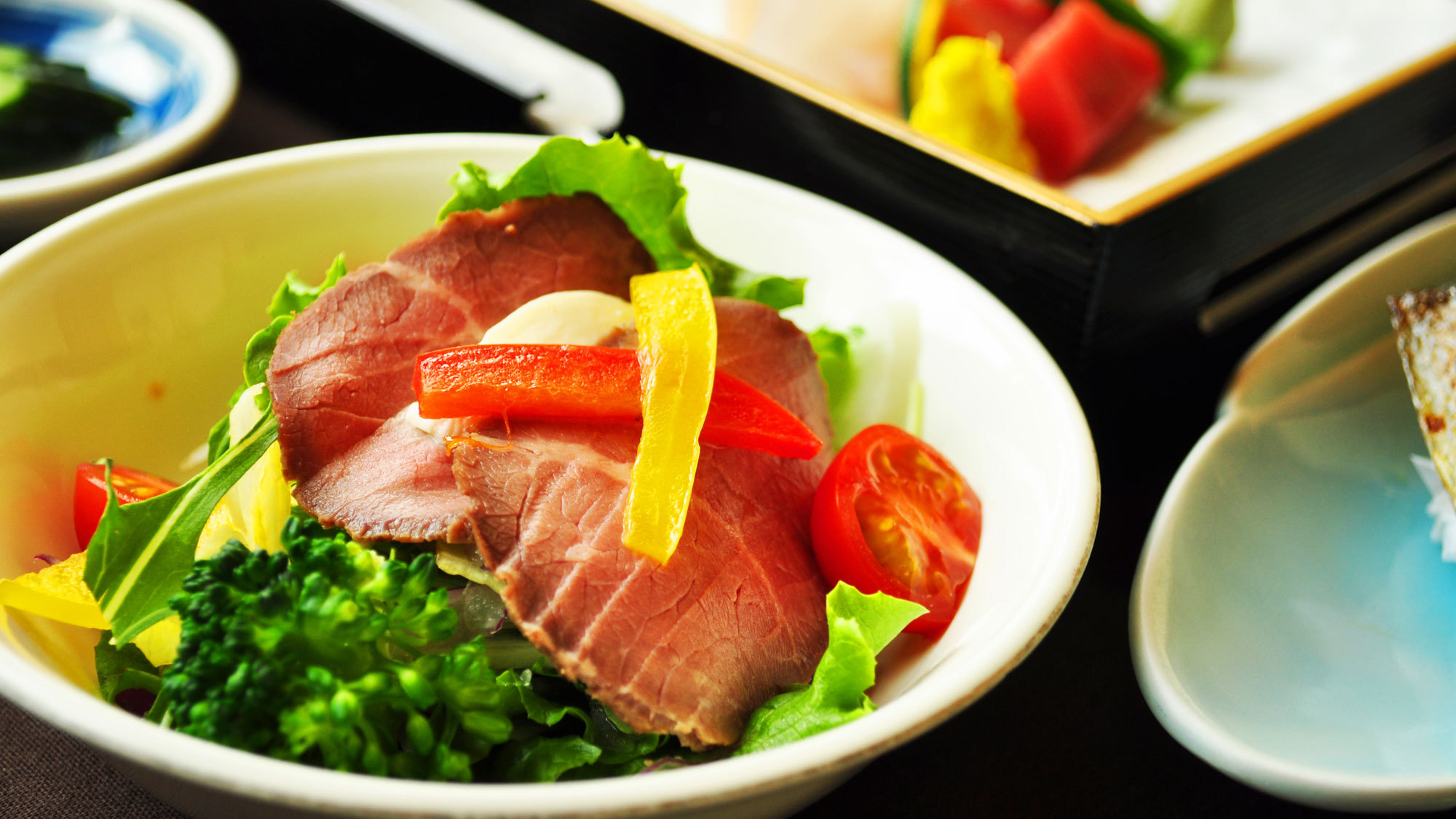 【ご夕食一例：くまげらプラン】お野菜と一緒にローストビーフをお召し上がりください。