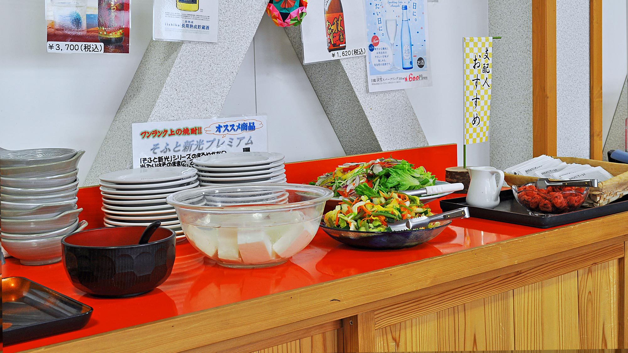【ご朝食一例】名物のなめこのお味噌汁やサラダなどはバイキング形式でお好みの量をお召し上がりください。