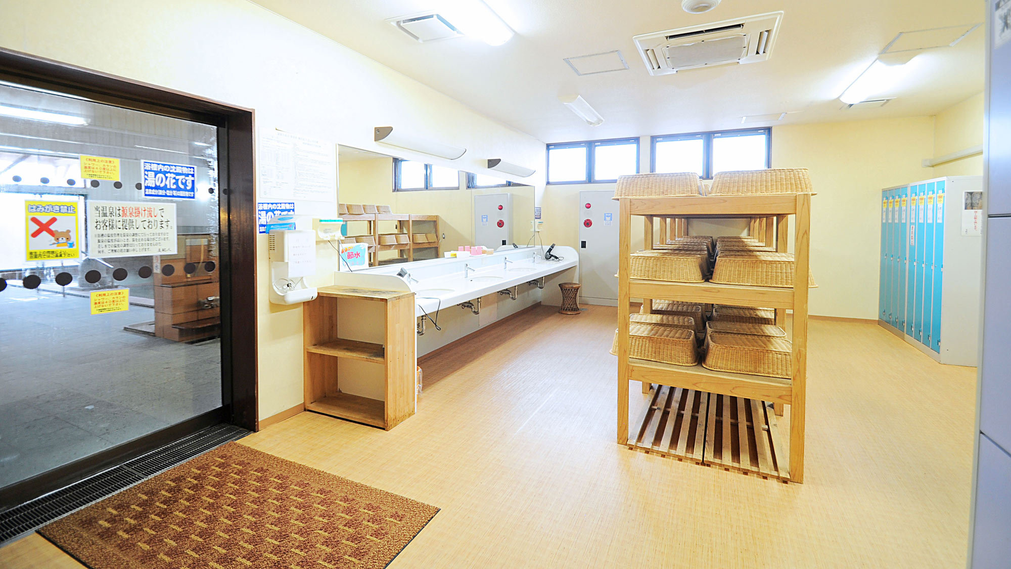 【男湯・脱衣所】清潔感のある明るい脱衣所
