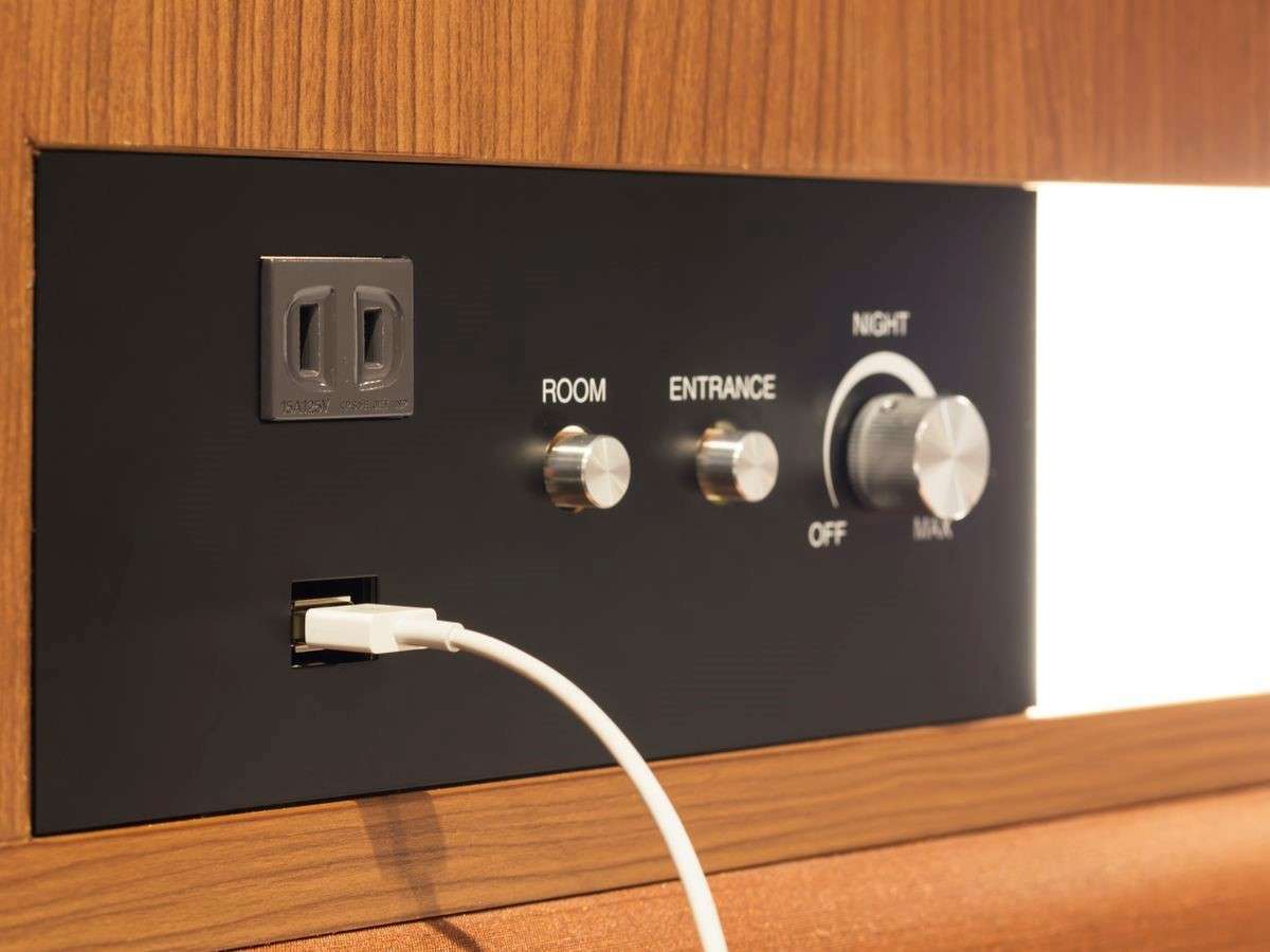 USBポートが枕元にございますので、寝ながら充電も可能！