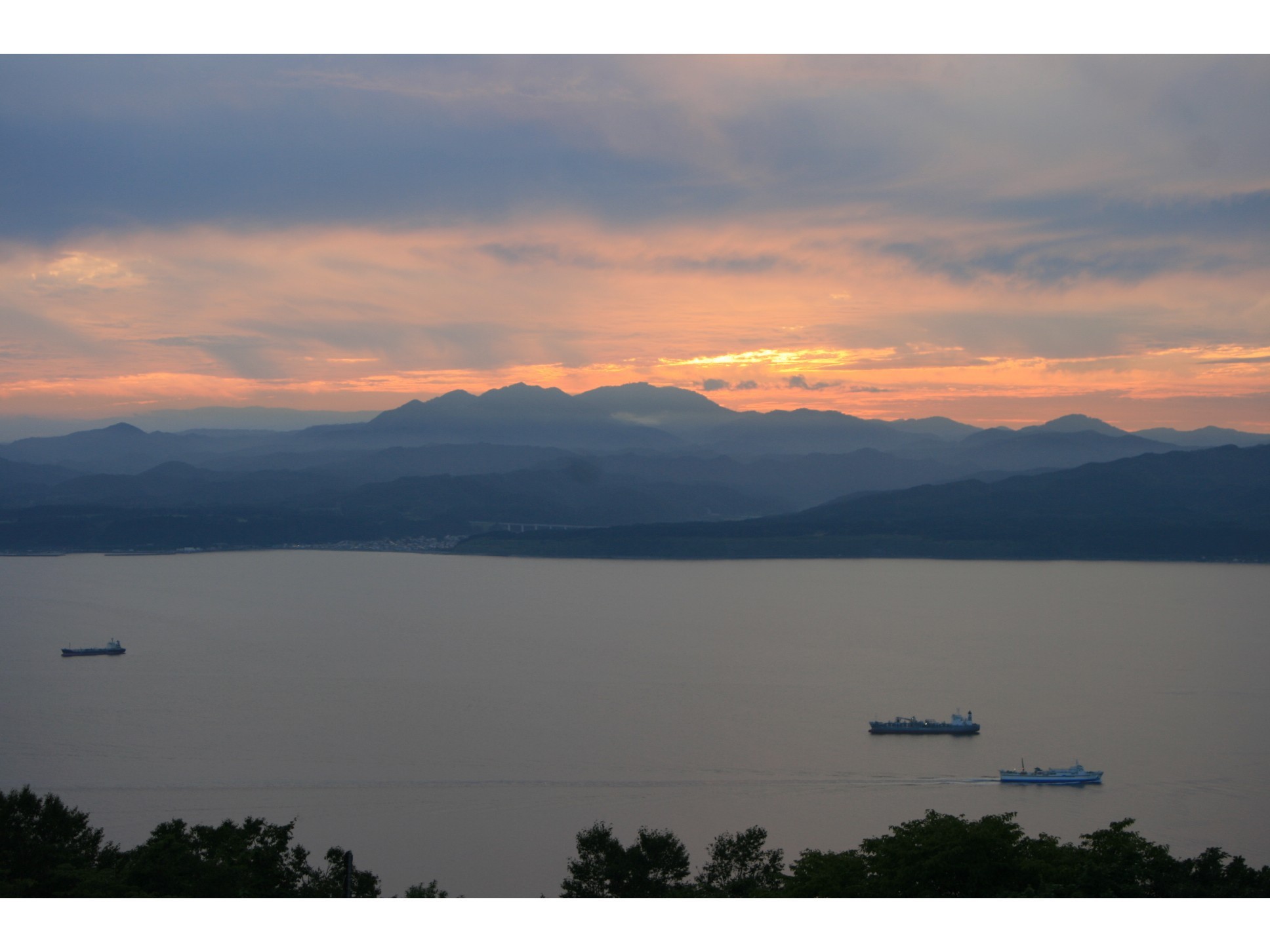 函館山からの真っ赤に燃える夕焼け