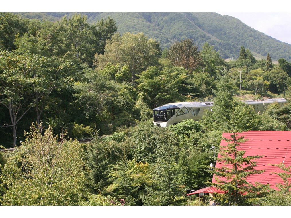 当館の横を走るJR北海道、豪華寝台列車「四季島」