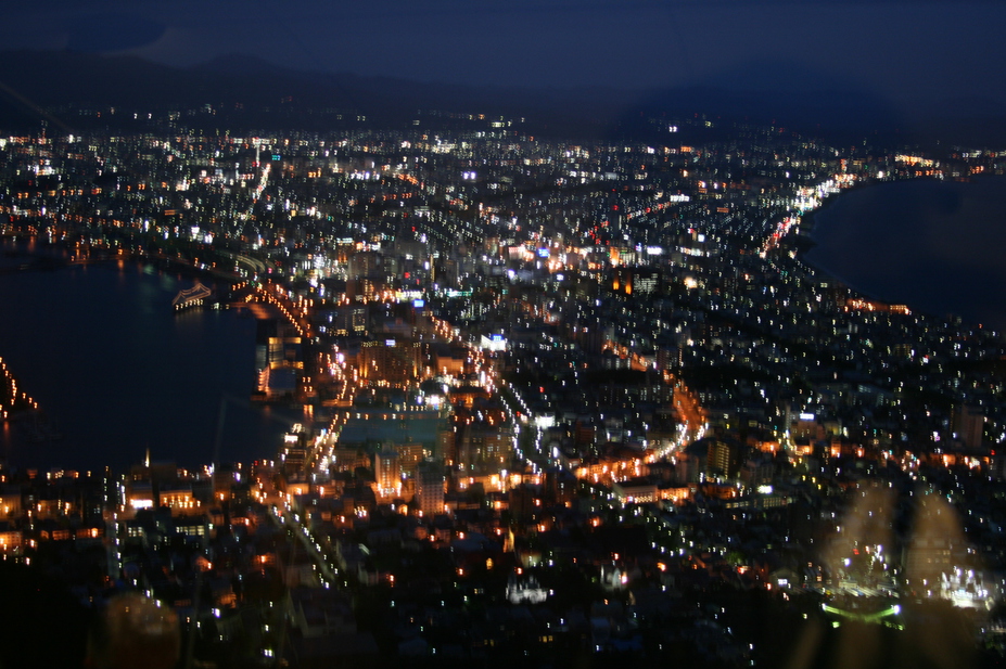 ダイヤモンドを散りばめたように輝く函館夜景