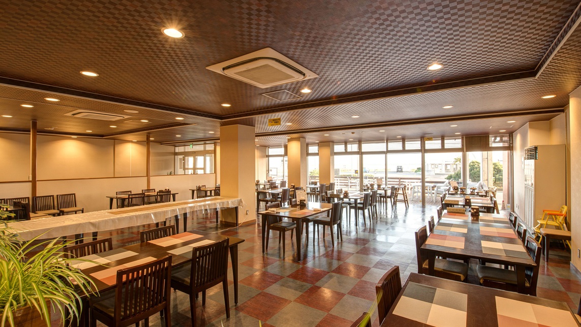 *レストラン／広々としたスペース、綺麗で解放感のあるお食事スペースです。  