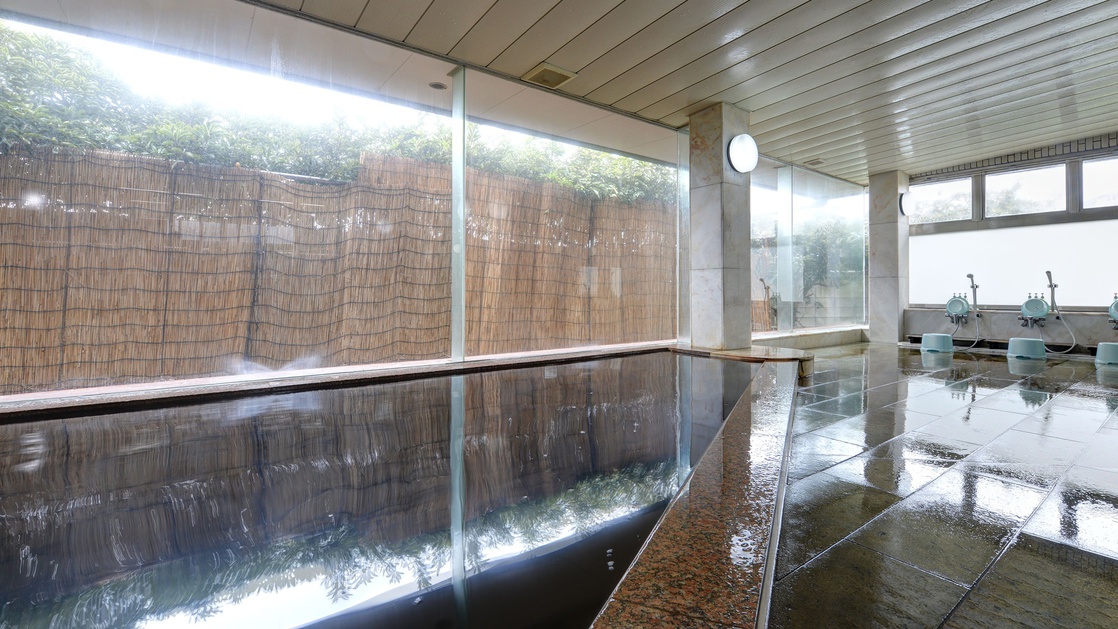 *温泉大浴場／飯岡温泉 は独特な黒褐色の温泉で、きりきず、やけど、慢性皮膚病など効能様々！