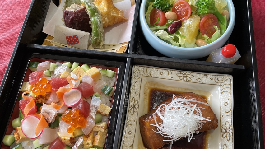 *地元の懐石料理屋「サザエ」さんのちらし寿司弁当一例