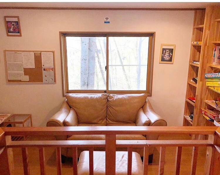 2階フリースペースではゲームや書籍をお楽しみいただきながら、喫茶できます。窓からは浅間山が見えます。