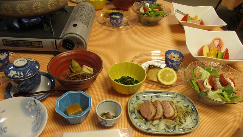 *【夕食一例】ボリュームの家庭料理は常連客にも好評