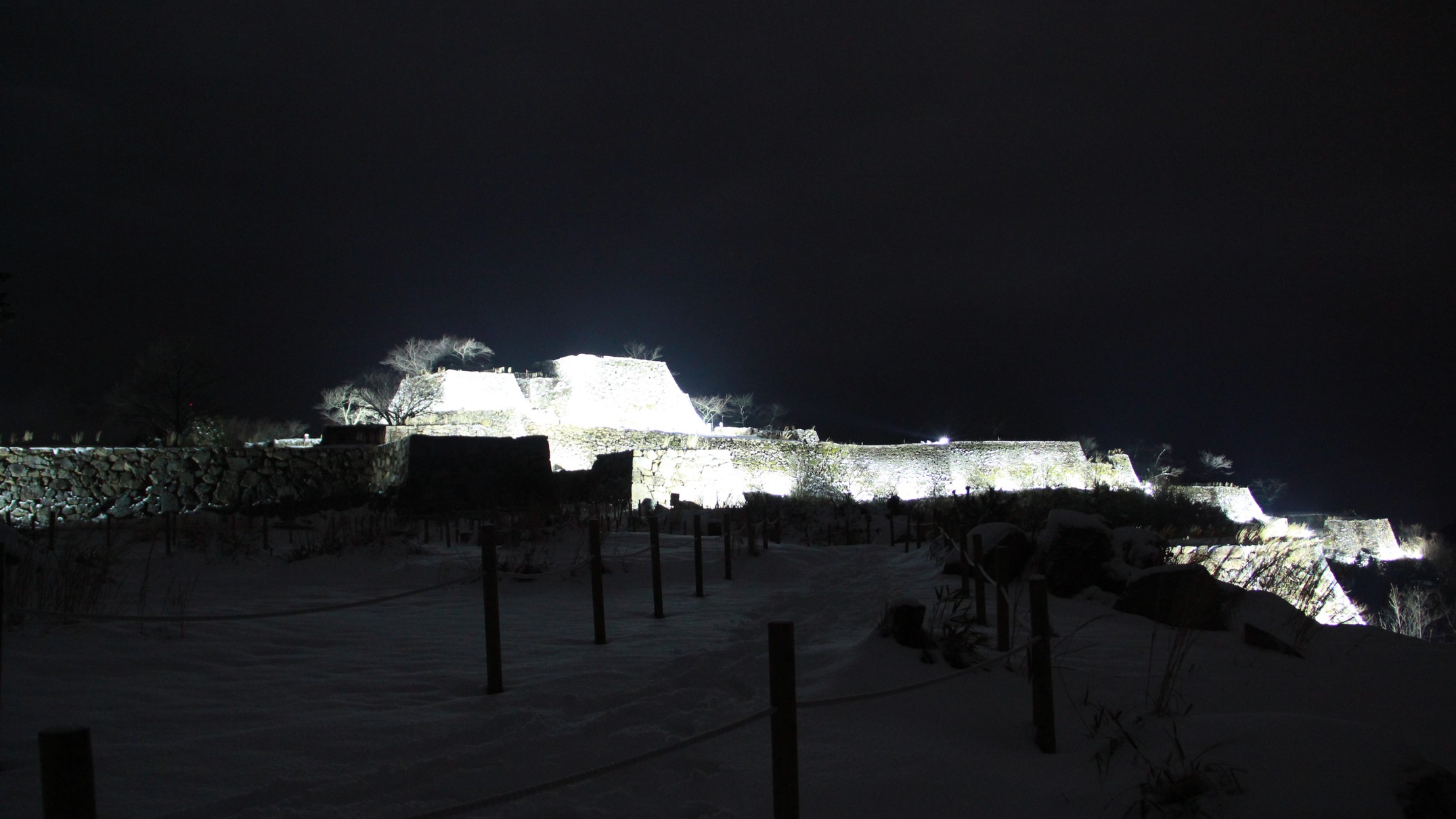 【竹田城跡 南千畳のライトアップ】※夜間は入城できません城下町や立雲峡から眺めをご覧ください