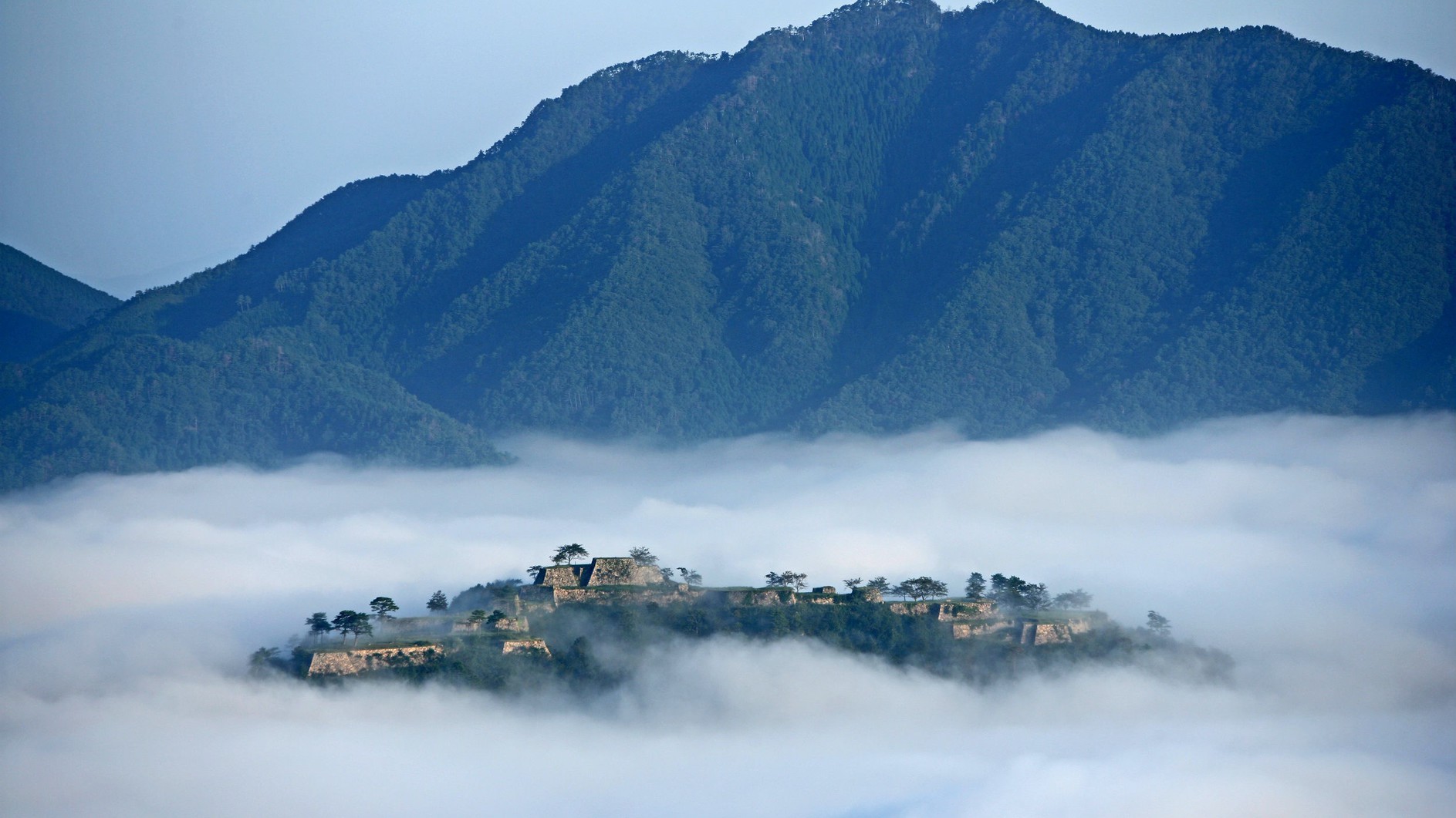 【立雲峡から眺める絶景の竹田城跡】写真提供：吉田利栄