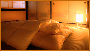 京都の伝統技法で作られた布団は、寝心地が良く旅の疲れを癒やしてくれます。
