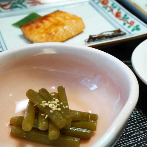 *朝食一例／山菜の季節・春はフキ味噌がお膳を彩ります。