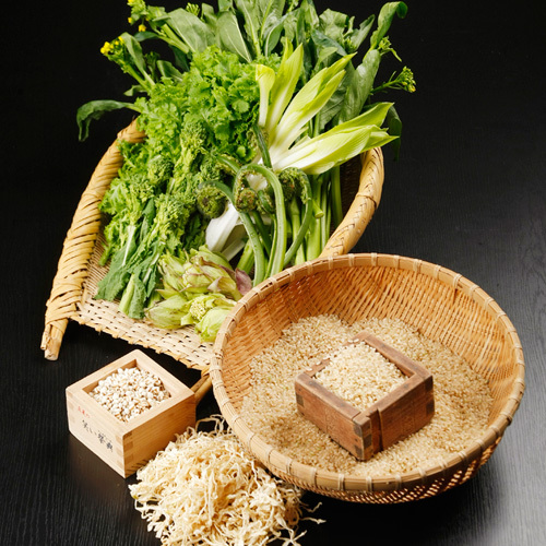 *丹精込めて作られる棚田米や、新鮮で瑞々しい野菜と山菜をシンプル&ヘルシーに。