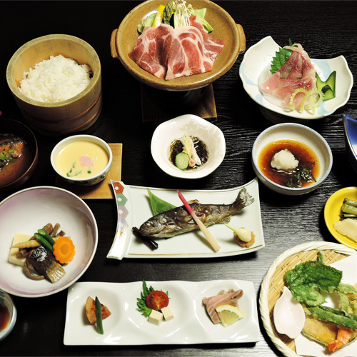 *夕食一例／棚田でとれた魚沼米、山菜・きのこ、ブランド肉…;松之山の豊かな食材がたくさん。