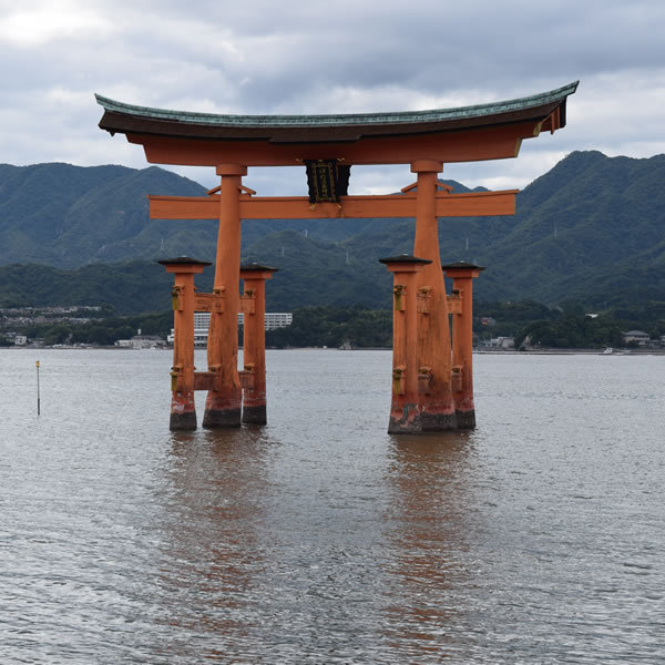 世界遺産厳島神社宮島口まで電車で30分