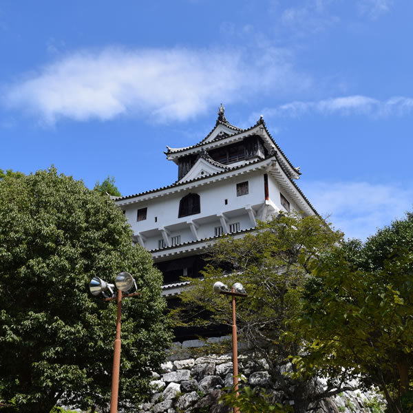 岩国城まで車で20分（ロープウェイ乗り場まで）