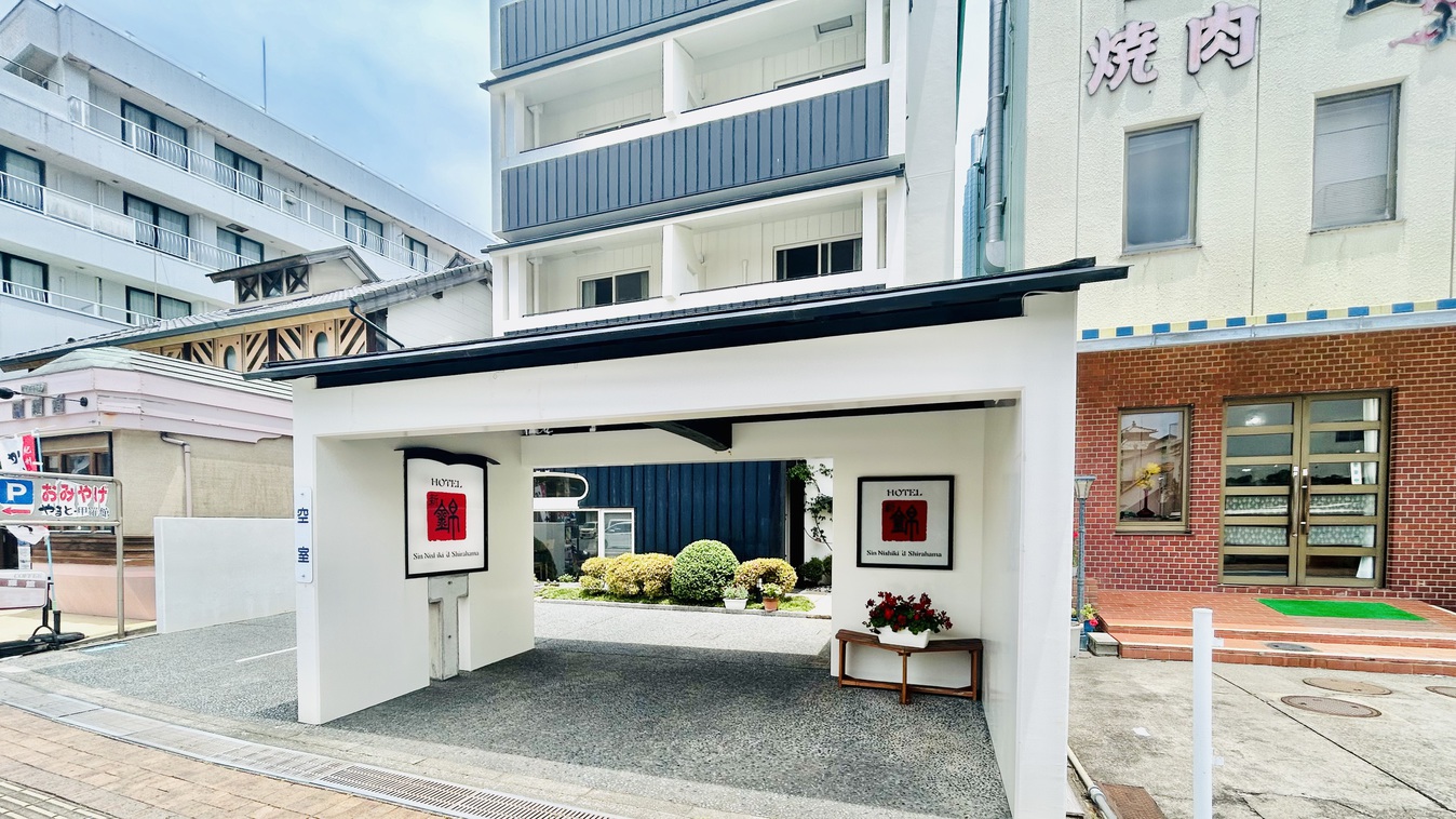 【外観】白良浜まで徒歩約30秒！コンビニも目の前にあります。