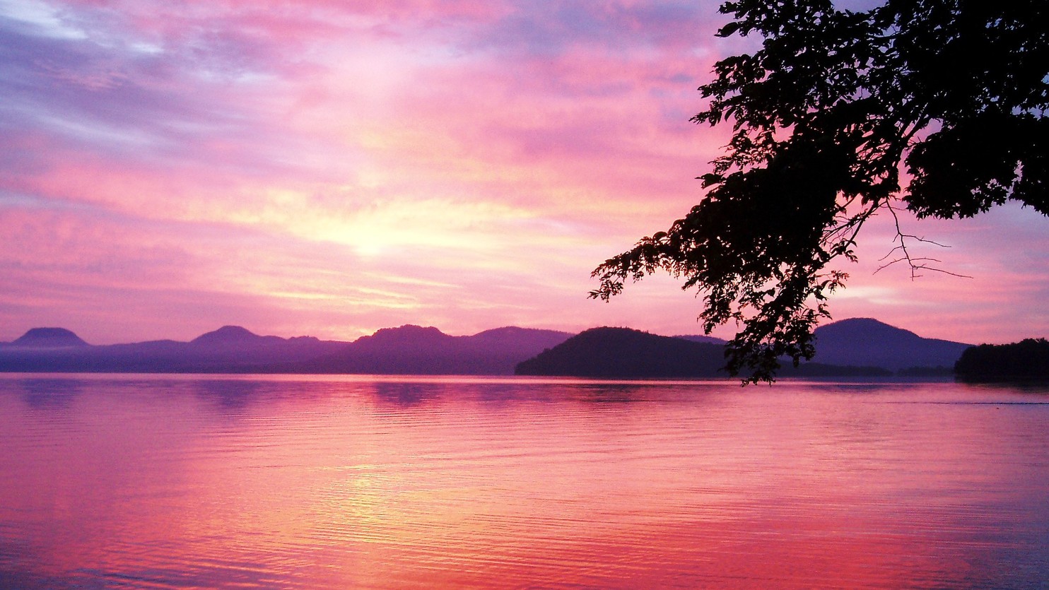 夕焼けにより茜色に染まる屈斜路湖は不思議な雰囲気が漂う