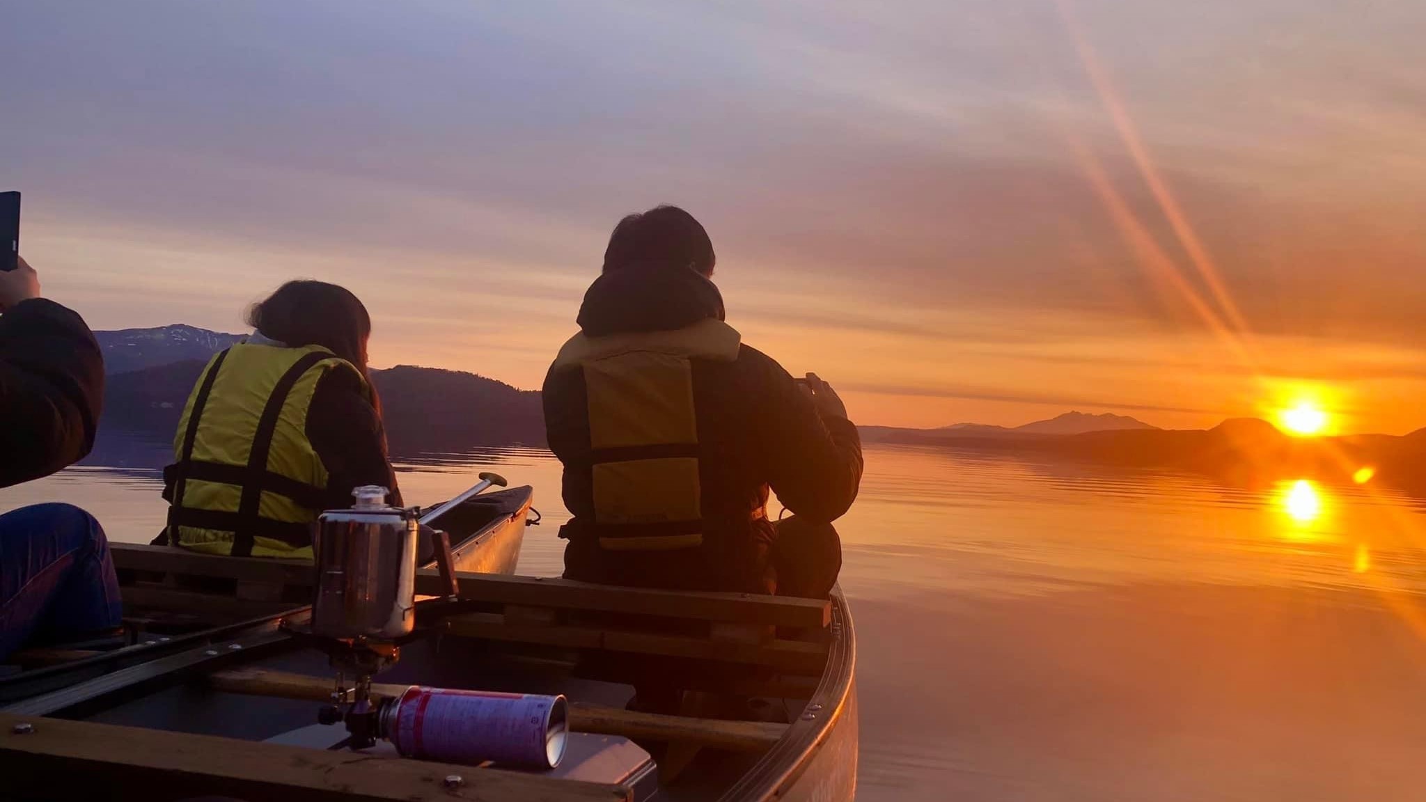 屈斜路湖でカヌーから見る朝日は別格の美しさがあります