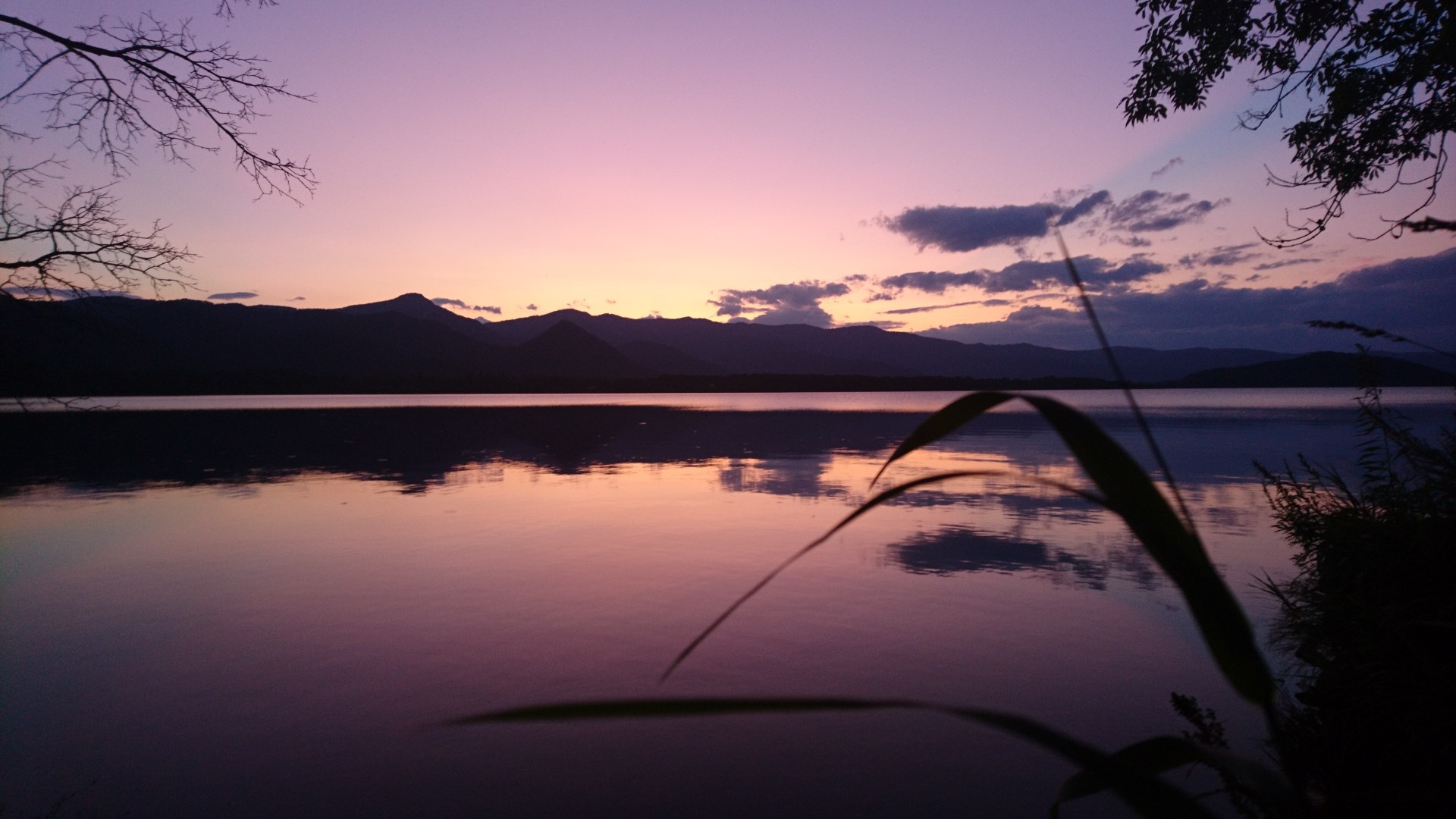 夕暮れ時の屈斜路湖は独特な雰囲気につつまれています