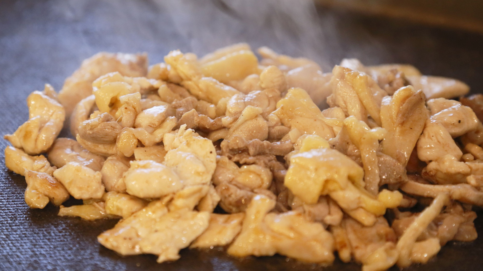 【夕食ビュッフェ一例】オープンキッチン一例 高級食材の「秋田比内地鶏」の鉄板焼き！脂の旨味が違います