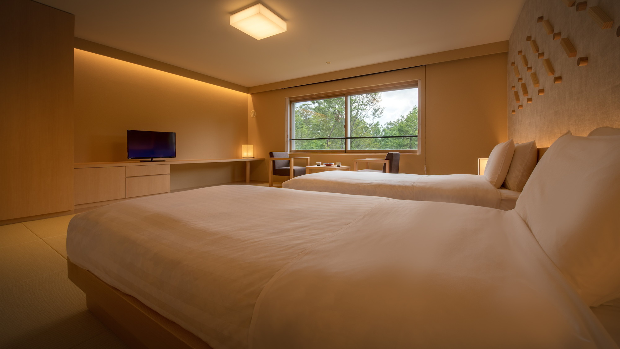 【リニューアル和室ツインルーム】ベッドは過ごしやすいシモンズ社製のマットレスにローベッドを導入
