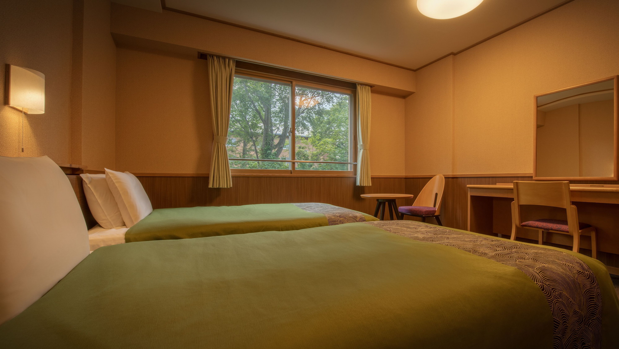 【秋田の森をイメージしたツインルーム】ベッドは過ごしやすいシモンズ社製のマットレスにローベッドを導入