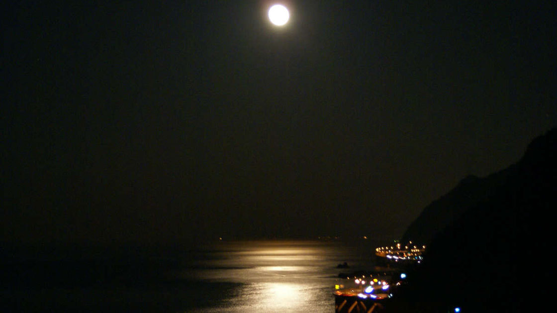 夜の親不知は月の光が海面に写り素敵です