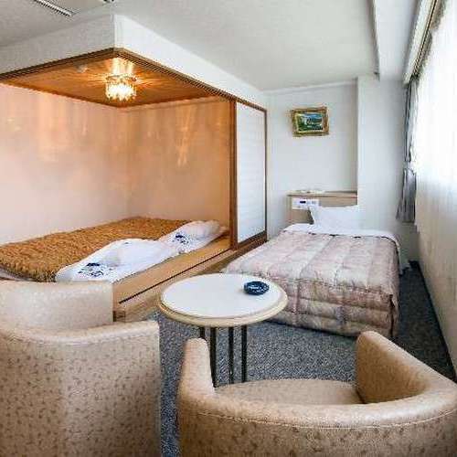 【和洋室】広々としたお部屋でリラックスできます♪