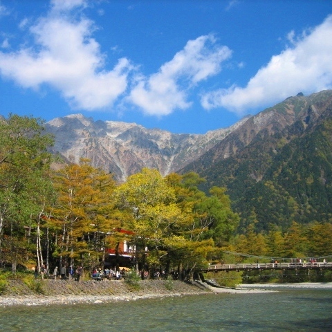 白樺荘（左）と穂高連峰・河童橋（秋）