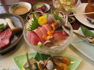 海鮮プランの夕食の一例。新鮮な地魚のお料理です！！