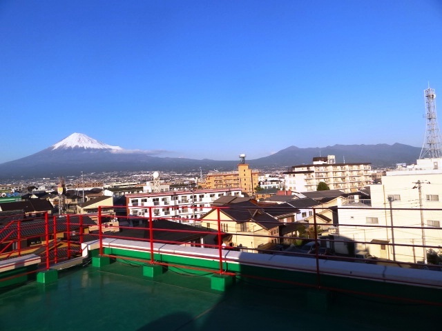 富士山を正面左にして愛鷹連峰を望む