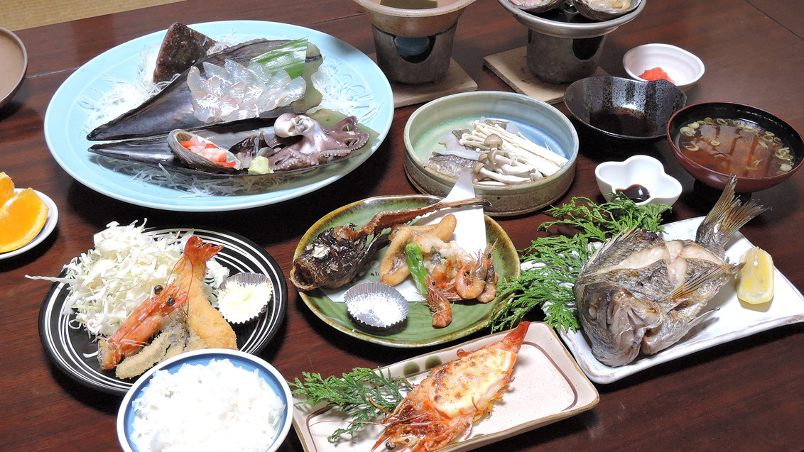 *【お料理】夕食一例海の幸がてんこもり（イメージです。仕入れ・プランにより料理内容は異なります）